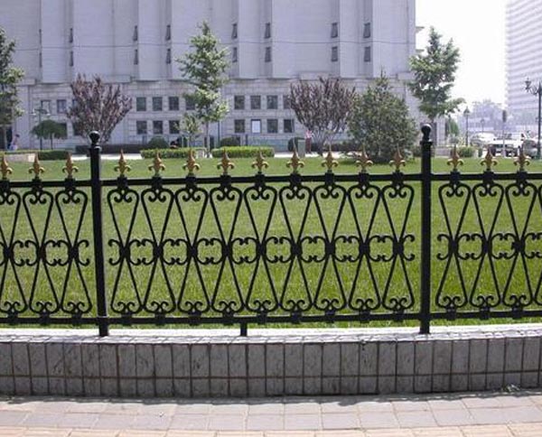 十堰鐵藝護(hù)欄有哪些優(yōu)缺點以及維護(hù)方式呢？
